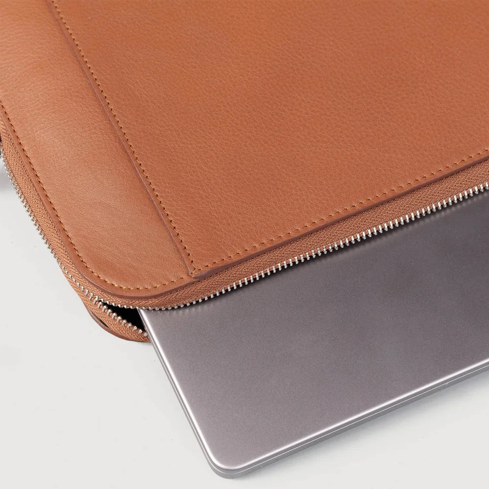 HABIKI LEATHER LAPTOP SLEEVE (TAN, 16") ABELARDO DE MODA